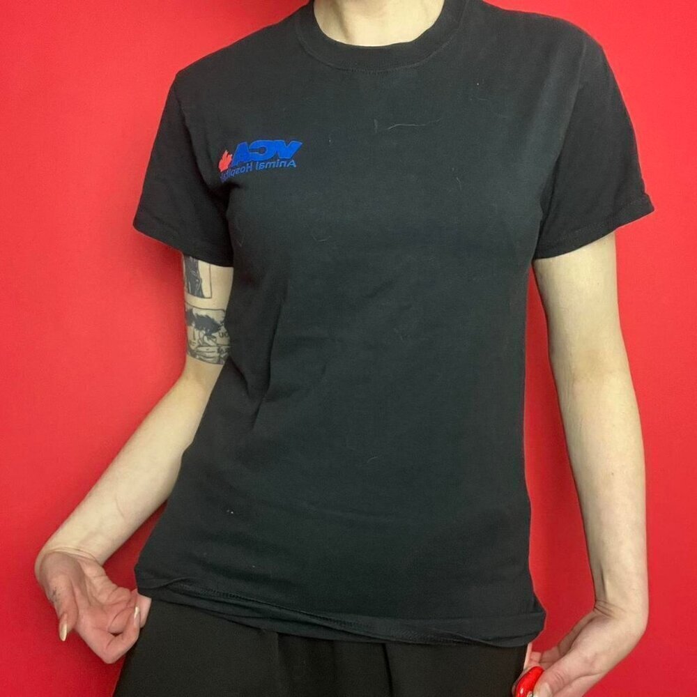 Gildan / Black tee with veterinarian branding 🖤💙​​​​​​​​